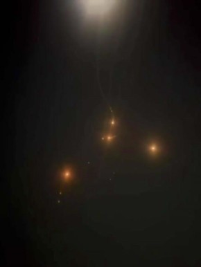 Иран этой ночью запустил новые волны ракет: кадры прилётов по Израилю