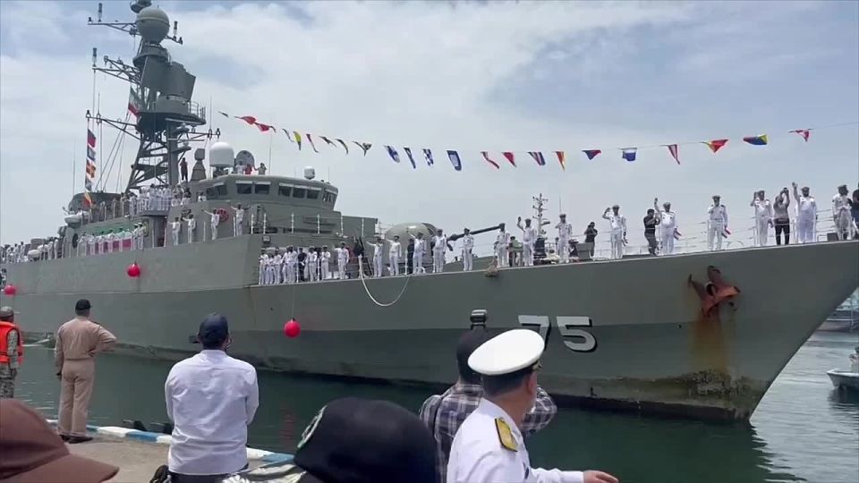 Подлодка США у берегов Шри-Ланки потопила иранский фрегат, возвращавшийся с парада в Индии