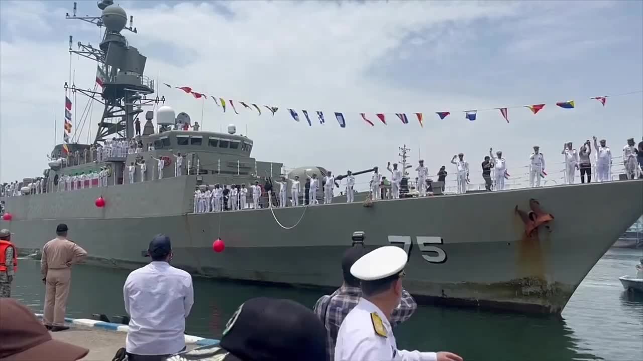 Подлодка США у берегов Шри-Ланки потопила иранский фрегат, возвращавшийся с парада в Индии