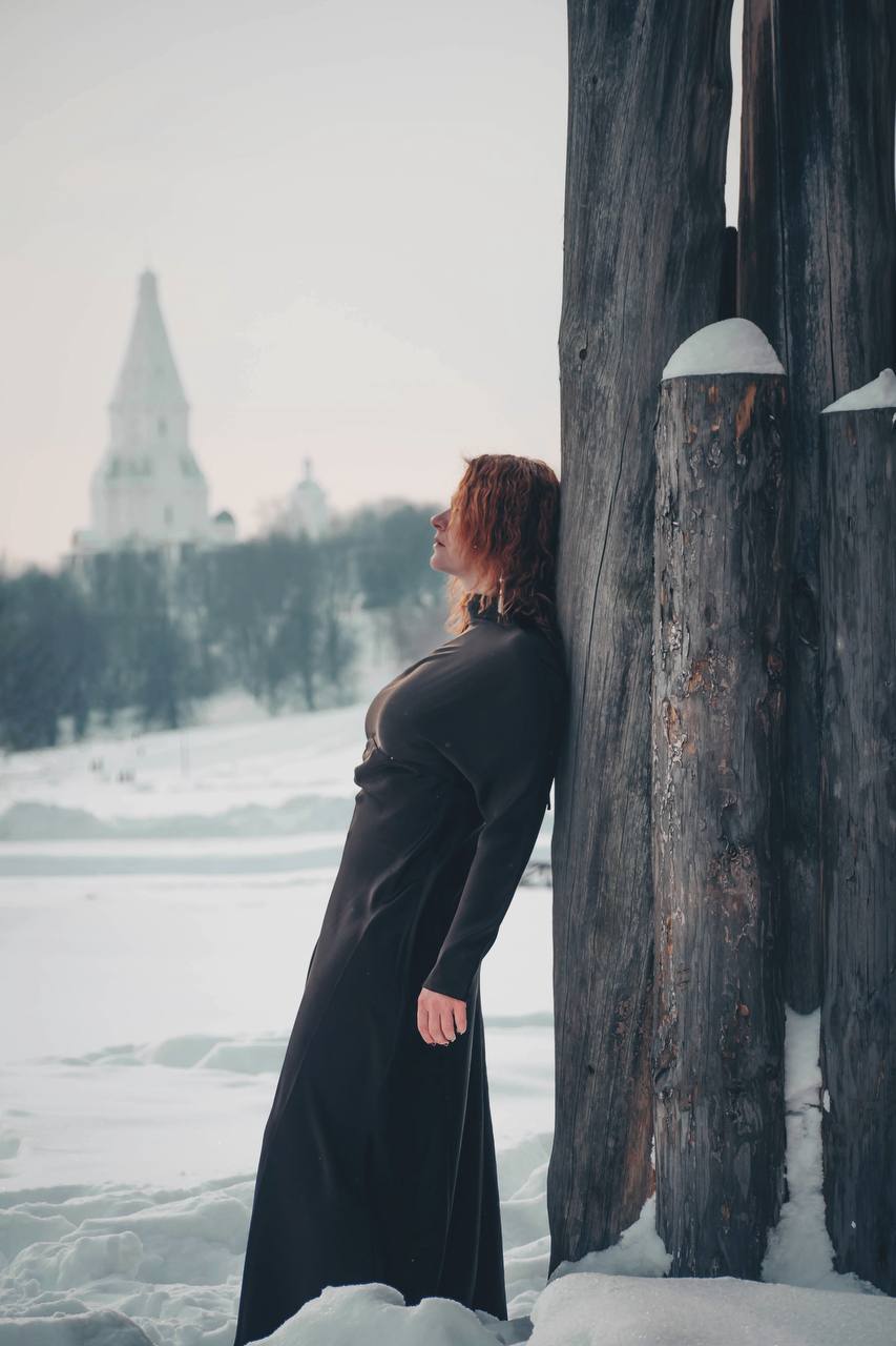 Анна Долгарева: Рябина всегда вызывала у меня смутную тревогу, особенно поздней осенью, когда вокруг все черно-серое, и тем более зимой - среди белизны Анна Долгарева: Рябина всегда вызывала у меня смутную тревогу, особенно поздней осенью, когда вокруг все черно-серое, и тем более зимой - среди белизны