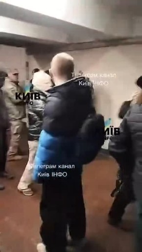 На станции метро "Почайна" в Киеве люди вступились за мужчину, которого задержали сотрудники ТЦК