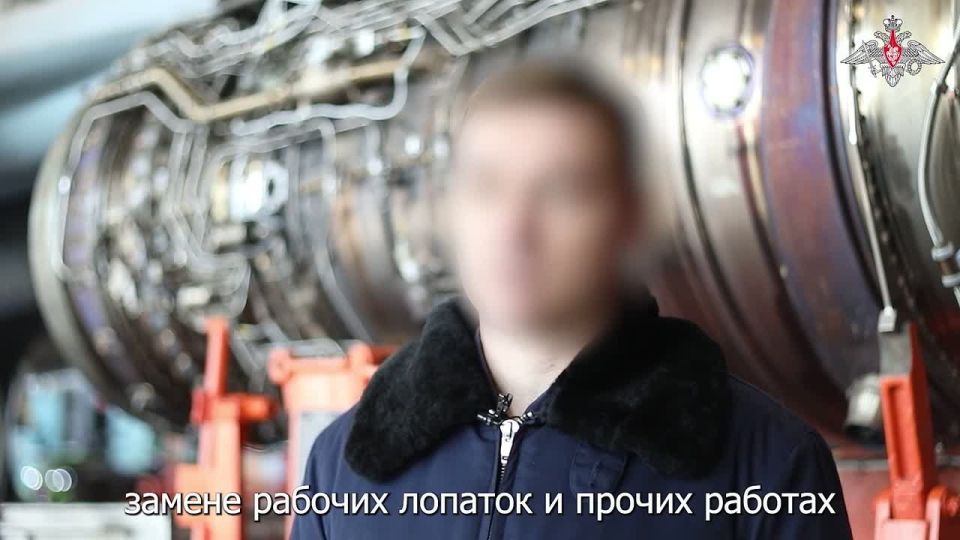 Минобороны России: Инженеры Объединённой двигателестроительной корпорации «Ростеха» ремонтируют и обслуживают авиационные двигатели непосредственно на аэродромах базирования боевой авиации, участвующей в специальной военной...