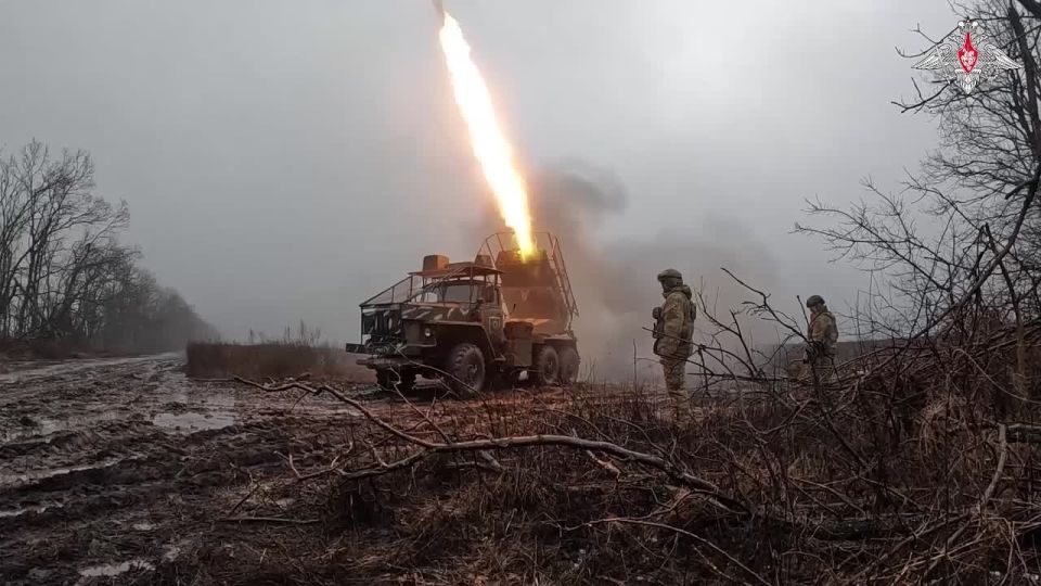 Минобороны России: Расчёт РСЗО «Град» 74-й отдельной гвардейской мотострелковой бригады группировки «Центр» уничтожил позиции ВСУ в лесополосе на Красноармейском направлении