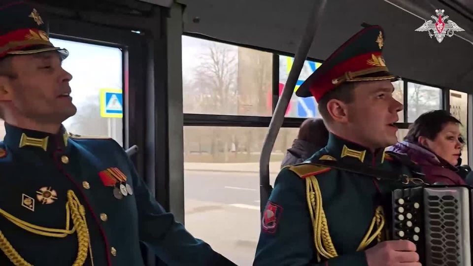 Минобороны России: Перед Международным женским днем артисты ансамбля песни и пляски Центрального округа решили сделать необычный подарок – устроили мини-концерт прямо в общественном транспорте Донецка