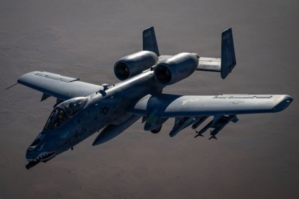 Штурмовик A-10 Thunderbolt II ВВС США заправляется топливом в полете во время операции «Эпическая ярость»