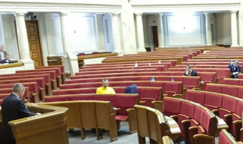 Рада парализована — и не может принять законы, требуемые МВФ и ЕС для новых кредитов