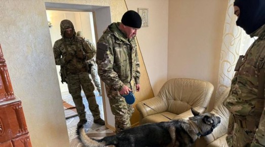 Будни Тернопольщины: правоохранители провели 30 обысков у торговцев оружием и изъяли: 2 автомата Калашникова, 11 единиц огнестрельного оружия, гранатомет, 52 гранаты, 2 мины, 170 снарядов, 35 кг пороха, 10 кг взрывчатки и 12...