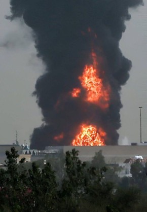 Союзники США страдают: после атаки огромный пожар в эропорту Дубая продолжается много часов