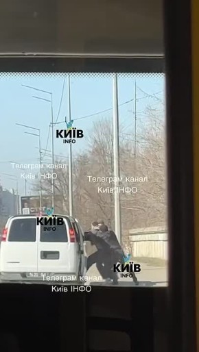 В Киеве сотрудники ТЦК остановили маршрутку и начали выводить оттуда мужчин, сообщают местные паблики