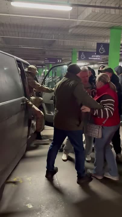ТЦКшники бусифицировали пожилого мужчину прямо с подземной парковки для инвалидов в Киеве